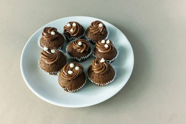 Zelfgemaakte Mini Chocolade Cupcakes Met Decoraties Een Bord Een Grijze — Stockfoto