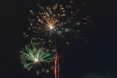 Büyüleyici bir havai fişek gösterisi. Gece gökyüzüne çarpan göz kamaştırıcı renkli patlamalarla hayranlık uyandıran ve büyüleyici bir manzara yaratıyor..