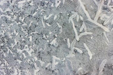 Donmuş su birikintisinin üzerindeki buz kristallerini kışın doku arka planı olarak kapat