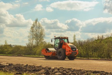 Hamm yol silindiri yaz boyunca yeni bir yola hazırlanırken. Litvanya. 04 numara. - 05. 2024.