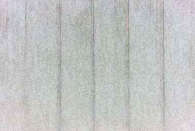 Binanın yeni duvarı dekoratif ince alçılarla kaplıdır.