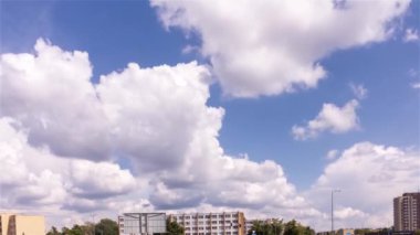 Hızlandırılmış bir video, parlak ve güneşli bir günde kümülüs bulutlarının hareketini ve dönüşümünü kaydeder..