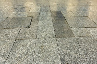 Granit zemin fayansları açık gri renkli ve benekli desenli arka plan desenli..
