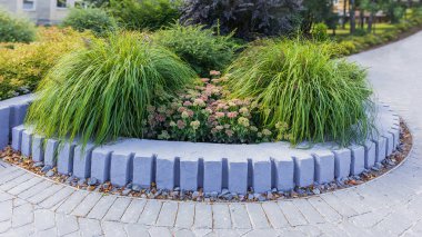 Evin bitişiğinde, çeşitli çiçek ve bitkilerle çevrili taştan bir patikası olan iyi korunmuş bir bahçe var. Peyzaj projelerini göstermek için ideal.