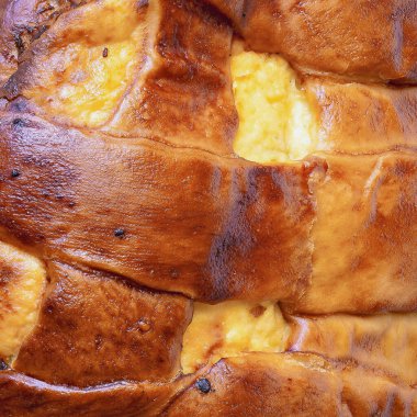 Fırınlanmış cheesecake 'in çok güzel, altın kaplamalı bir yüzeyi var. Sıcak, davetkar görünüş lezzetli bir tatlı vaat ediyor..