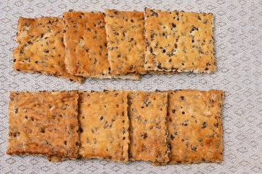 İki sıra şekersiz gevrek keten tohumu, üst görünüm, doğal ışıklandırma.