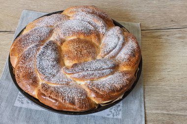 Büyük bir kek süzme peynir ve elmaları birleştirir. Meşe ağacında güzelce sunulur..