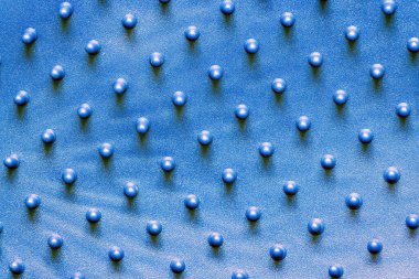 Kolayca kürk çıkarılması ve yakın plan görüntüsü için kabarık arka planlı evcil hayvan tımar eldivenleri..