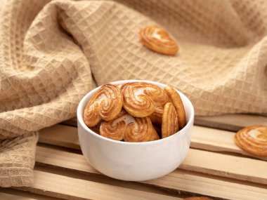 Batı Bangal, Hindistan - 20 Mayıs 2023: Küçük kalp bisküvisi yaşam tarzı fotoğrafçılığında izole edildi.