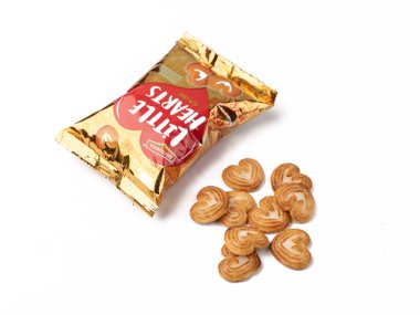 Batı Bangal, Hindistan - 20 Mayıs 2023: Küçük kalp bisküvisi yaşam tarzı fotoğrafçılığında izole edildi.