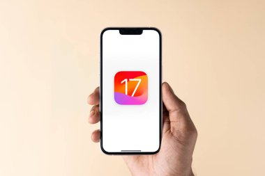 Batı Bangal, Hindistan - 5 Haziran 2023: Telefon ekranı görüntüsünde IOS 17.