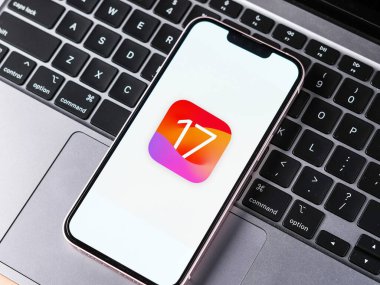 Batı Bangal, Hindistan - 5 Haziran 2023: Telefon ekranı görüntüsünde IOS 17.