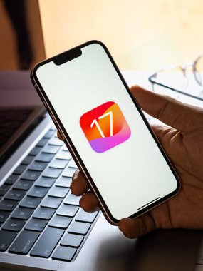 Batı Bangal, Hindistan - 5 Haziran 2023: Telefon ekranı görüntüsünde IOS 17.