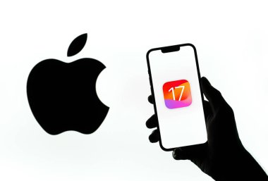 Batı Bangal, Hindistan - 5 Haziran 2023: Telefon ekranı görüntüsünde IOS 17.