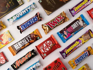 Batı Bangal, Hindistan - 20 Mayıs 2023: Beyaz arka planda izole edilmiş farklı çikolatalar.