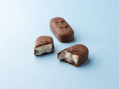 Batı Bangal, Hindistan - 20 Mayıs 2023: Farklı arkaplanda çekilen ödüllü çikolata fotoğrafları.