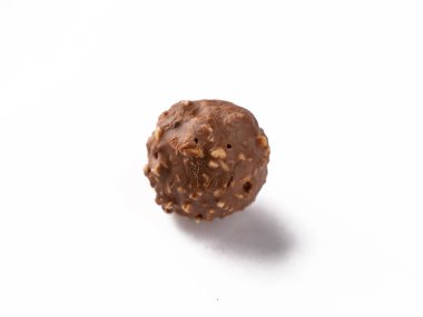 Batı Bangal, Hindistan - 20 Mayıs 2023: Ferrero Rocher çikolata fotoğrafları farklı arkaplanda çekildi.