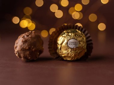 Batı Bangal, Hindistan - 20 Mayıs 2023: Ferrero Rocher çikolata fotoğrafları farklı arkaplanda çekildi.