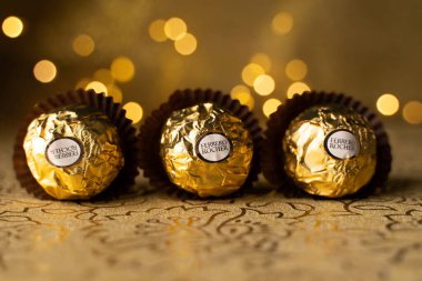 Batı Bangal, Hindistan - 20 Mayıs 2023: Ferrero Rocher çikolata fotoğrafları farklı arkaplanda çekildi.