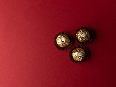Batı Bangal, Hindistan - 20 Mayıs 2023: Ferrero Rocher çikolata fotoğrafları farklı arkaplanda çekildi.