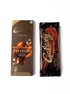 Batı Bangal, Hindistan - 20 Mayıs 2023: Farklı arkaplanda çekilmiş Galaksi çikolata fotoğrafları.