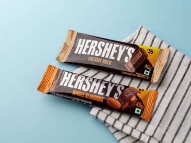 Batı Bangal, Hindistan - 20 Mayıs 2023: Hershey 'in çikolata fotoğrafları farklı arkaplanda çekildi.