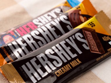 Batı Bangal, Hindistan - 20 Mayıs 2023: Hershey 'in çikolata fotoğrafları farklı arkaplanda çekildi.