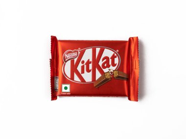Assam, Hindistan - 15 Ağustos 2020: Kitkat çikolatası stok görüntüsünü izole etti.