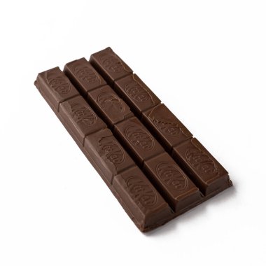 Assam, Hindistan - 15 Ağustos 2020: Kitkat çikolatası stok görüntüsünü izole etti.
