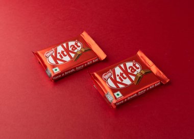 Assam, Hindistan - 15 Ağustos 2020: Kitkat çikolatası stok görüntüsünü izole etti.