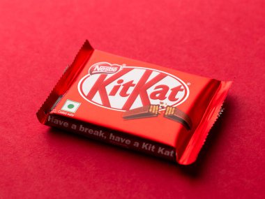 Assam, Hindistan - 15 Ağustos 2020: Kitkat çikolatası stok görüntüsünü izole etti.