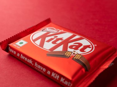 Assam, Hindistan - 15 Ağustos 2020: Kitkat çikolatası stok görüntüsünü izole etti.