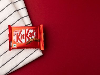 Assam, Hindistan - 15 Ağustos 2020: Kitkat çikolatası stok görüntüsünü izole etti.