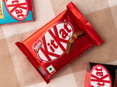 Assam, Hindistan - 15 Ağustos 2020: Kitkat çikolatası stok görüntüsünü izole etti.