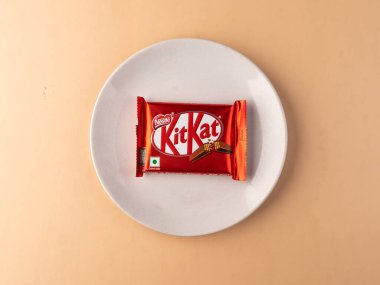 Assam, Hindistan - 15 Ağustos 2020: Kitkat çikolatası stok görüntüsünü izole etti.