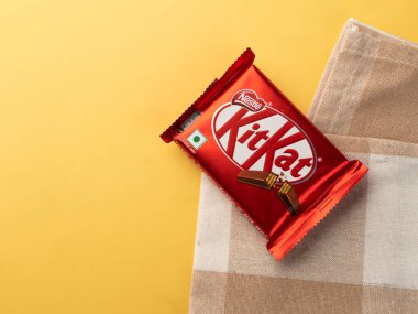 Assam, Hindistan - 15 Ağustos 2020: Kitkat çikolatası stok görüntüsünü izole etti.