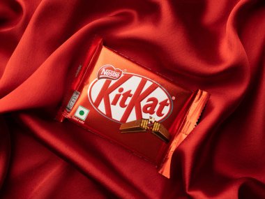 Assam, Hindistan - 15 Ağustos 2020: Kitkat çikolatası stok görüntüsünü izole etti.