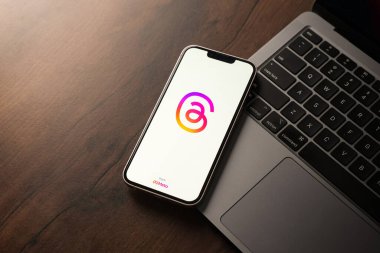 Batı Bangal, Hindistan - 5 Temmuz 2023: Telefon ekranı görüntülerindeki iplik uygulaması.