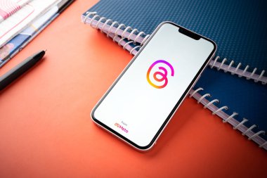 Batı Bangal, Hindistan - 5 Temmuz 2023: Telefon ekranı görüntülerindeki iplik uygulaması.