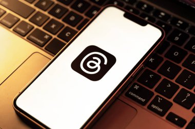 Batı Bangal, Hindistan - 5 Temmuz 2023: Telefon ekranı görüntülerindeki iplik uygulaması.