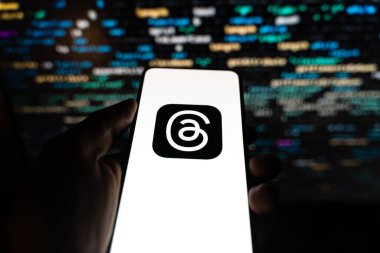 Batı Bangal, Hindistan - 5 Temmuz 2023: Telefon ekranı görüntülerindeki iplik uygulaması.