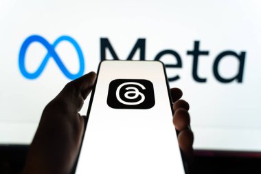 Batı Bangal, Hindistan - 5 Temmuz 2023: Telefon ekranı görüntülerindeki iplik uygulaması.