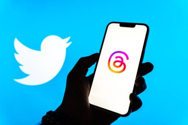 Batı Bangal, Hindistan - 5 Temmuz 2023: Telefon ekranı görüntülerindeki iplik uygulaması.