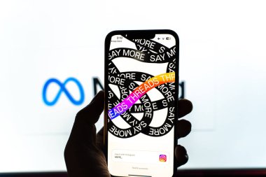 Batı Bangal, Hindistan - 5 Temmuz 2023: Telefon ekranı görüntülerindeki iplik uygulaması.