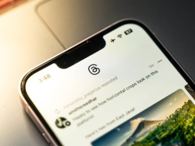 Batı Bangal, Hindistan - 5 Temmuz 2023: Telefon ekranı görüntülerindeki iplik uygulaması.