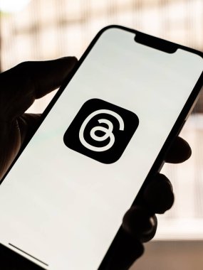 Batı Bangal, Hindistan - 5 Temmuz 2023: Telefon ekranı görüntülerindeki iplik uygulaması.