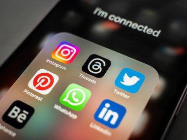 Batı Bangal, Hindistan - 5 Temmuz 2023: Telefon ekranı görüntülerindeki iplik uygulaması.