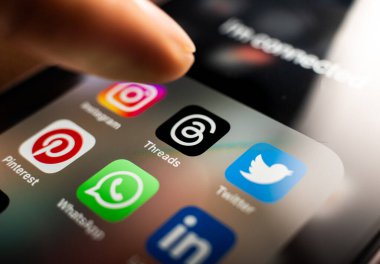 Batı Bangal, Hindistan - 5 Temmuz 2023: Telefon ekranı görüntülerindeki iplik uygulaması.