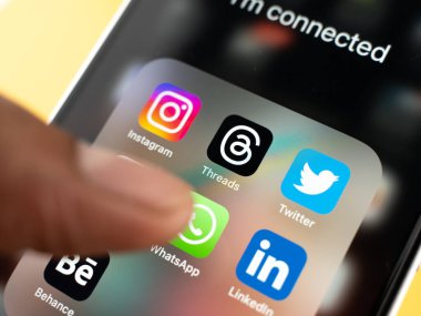 Batı Bangal, Hindistan - 5 Temmuz 2023: Telefon ekranı görüntülerindeki iplik uygulaması.