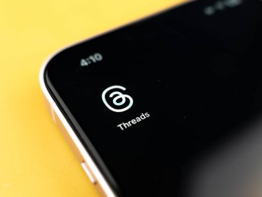 Batı Bangal, Hindistan - 5 Temmuz 2023: Telefon ekranı görüntülerindeki iplik uygulaması.